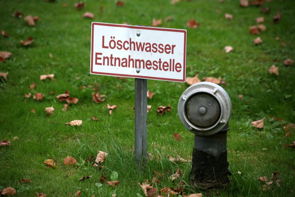 Bild einer Löschwasserentnahmestelle im Freien. Eine Löschwasserentnahmestelle versorgt den Löschwassertank mit notwendigem Wasser für die Brandbekämpfung.