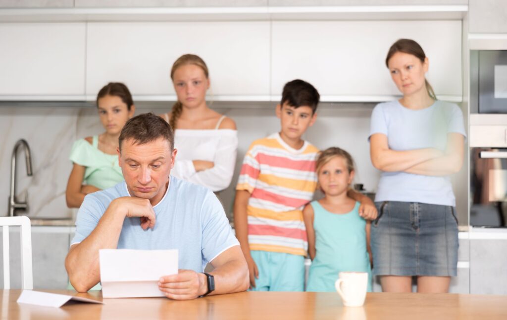 Familie schaut besorgt auf Erbschaftsdokument.