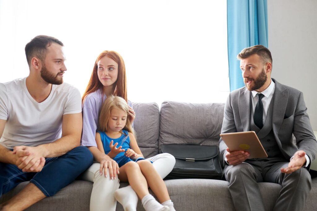 Anwalt berät Familie zum Nachlass.