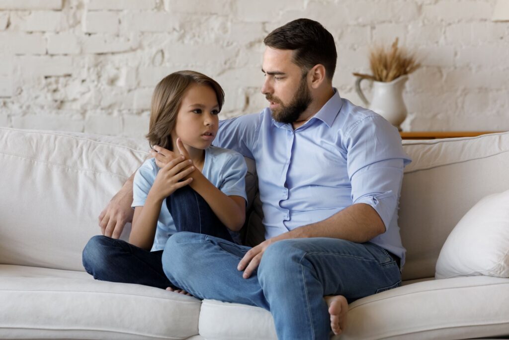 Vater spricht mit Sohn über Nachlass.