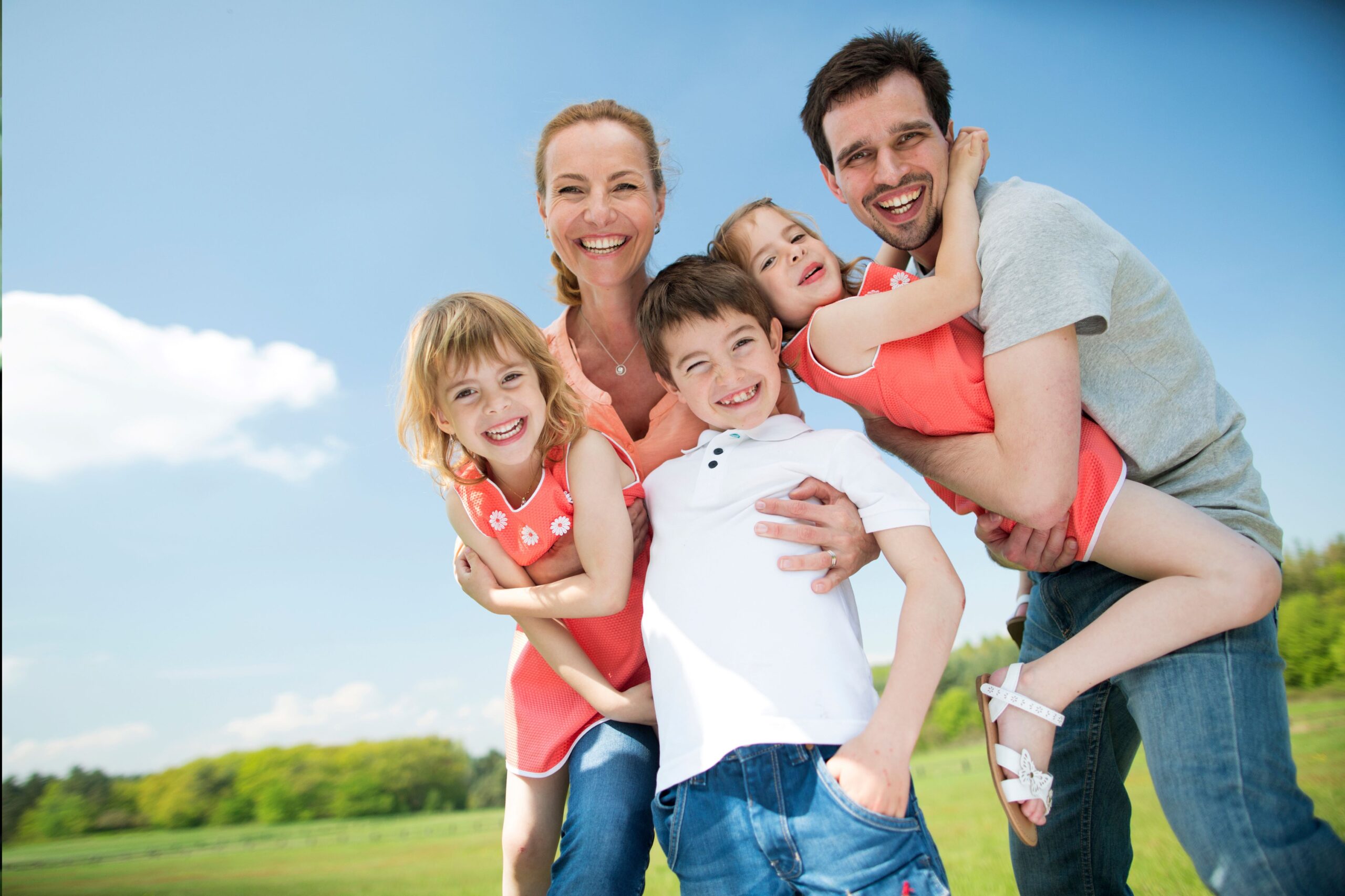 Eine glückliche Familie in einer natürlichen Umgebung