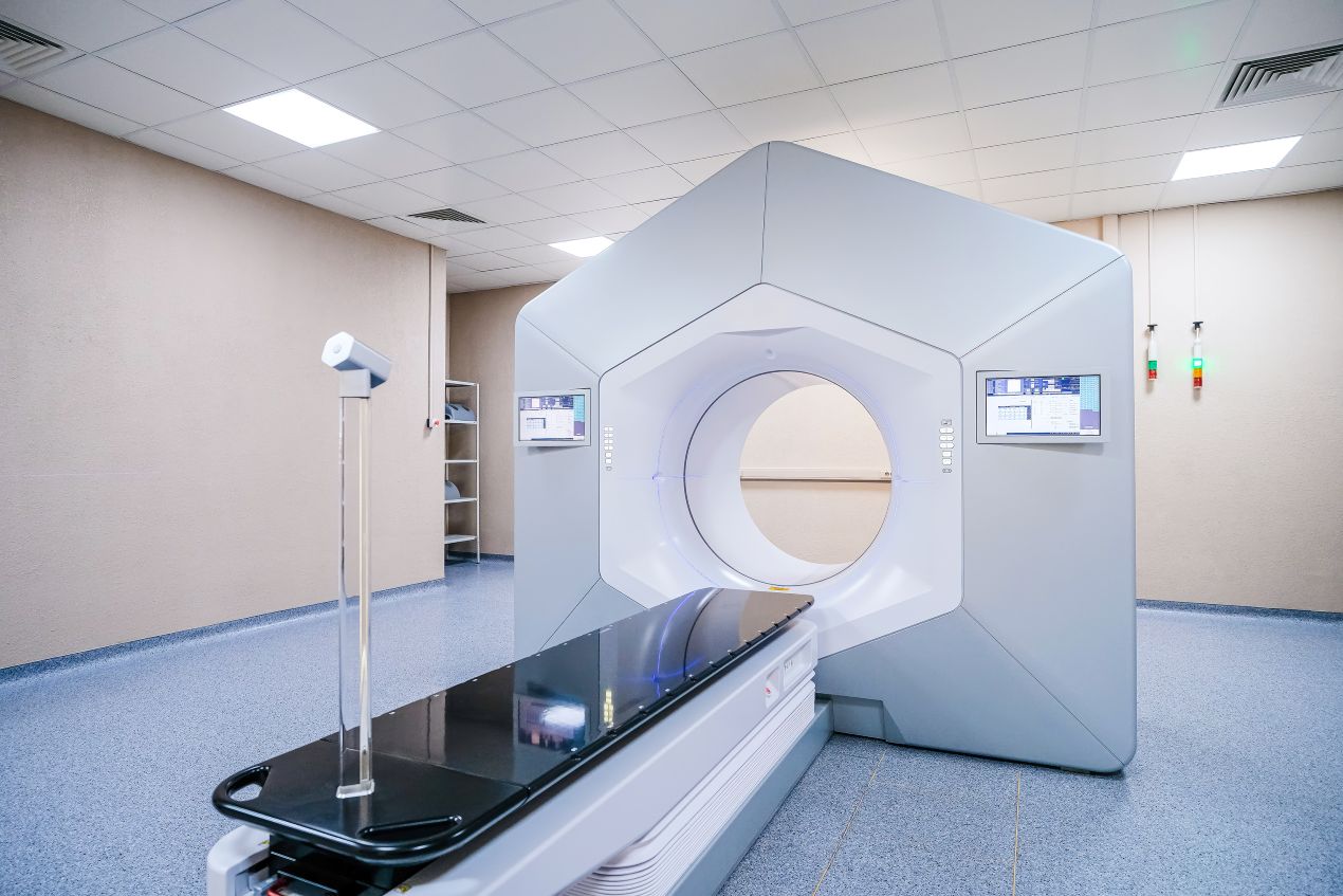 Hochmoderner medizinischer Scanner in einer radiologischen Praxis – Fortschrittliche Bildgebung für präzise Diagnosen in der Radiologie Köln.