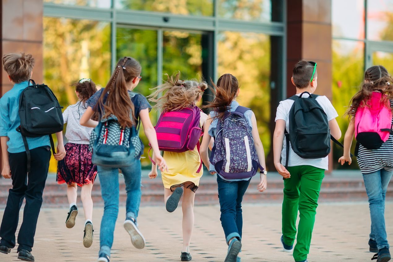 kinder rennen in schulgebaeude als symbol fuer start ins lernen am privatgymnasium berlin