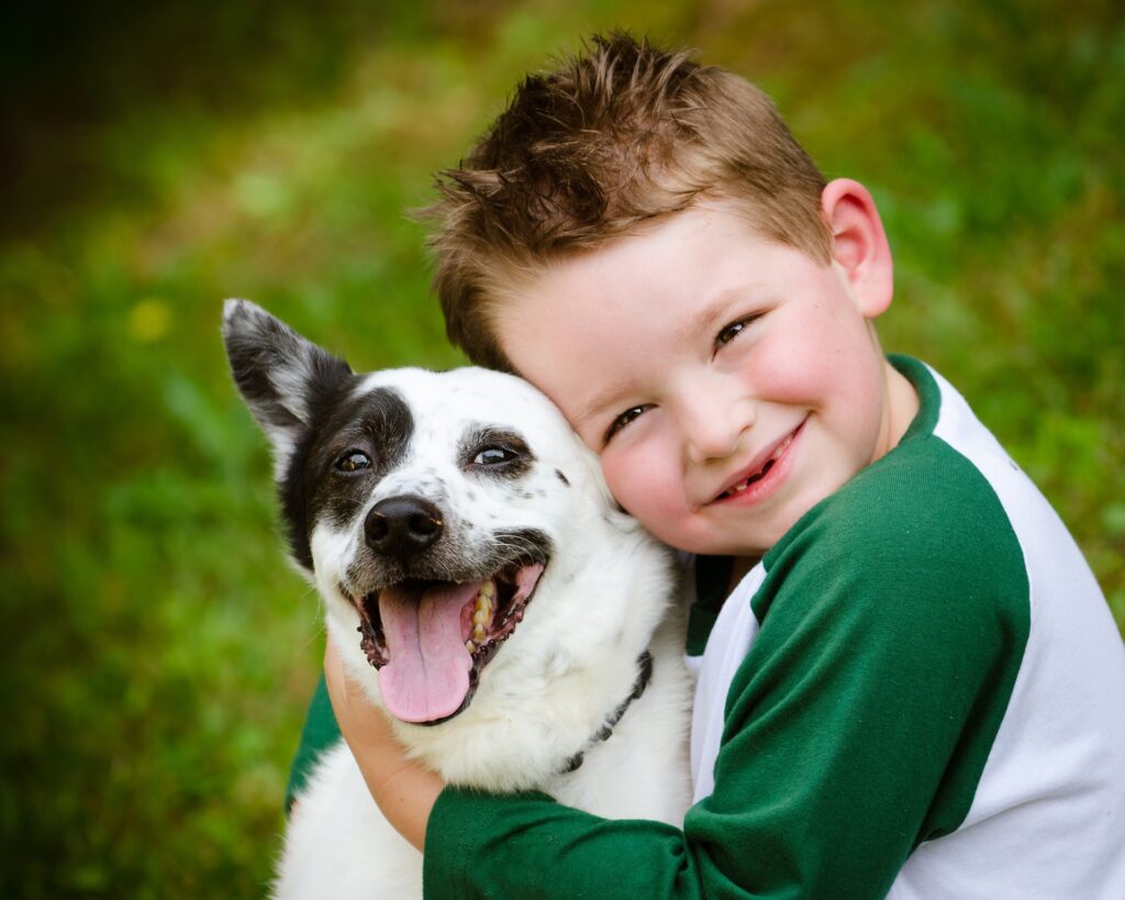 Junge umarmt seinen Hund, Hundefutter für nierenkranke Hunde