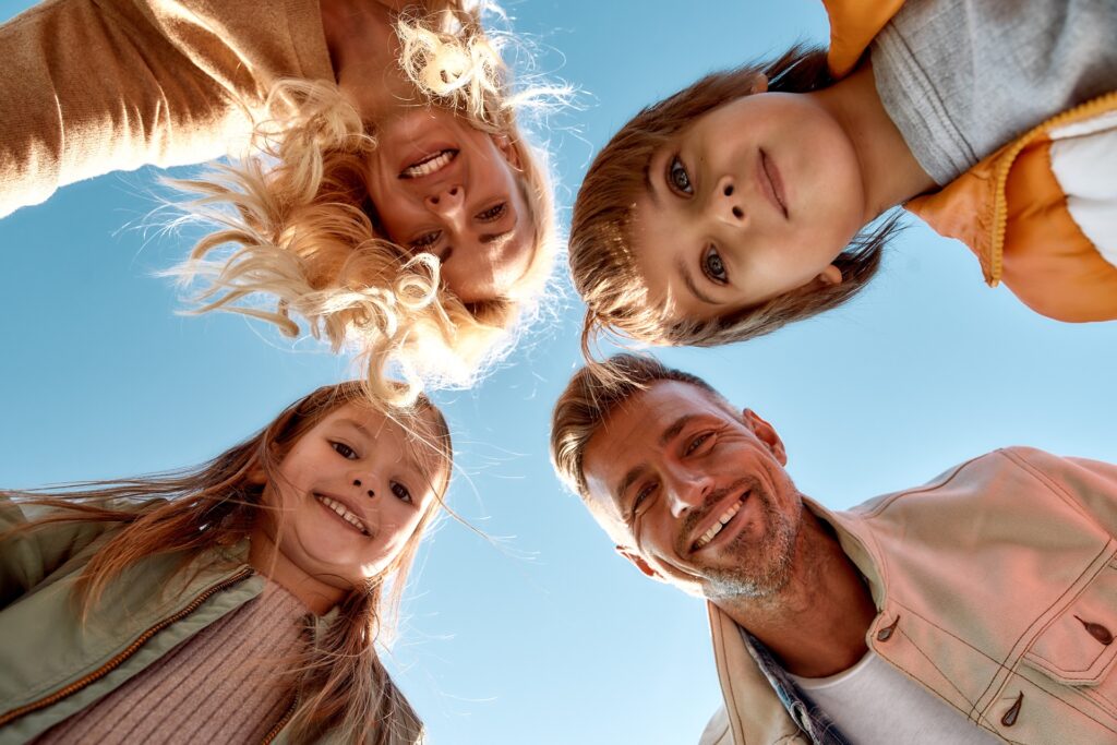 Familie lacht unter blauem Himmel | Krillöl