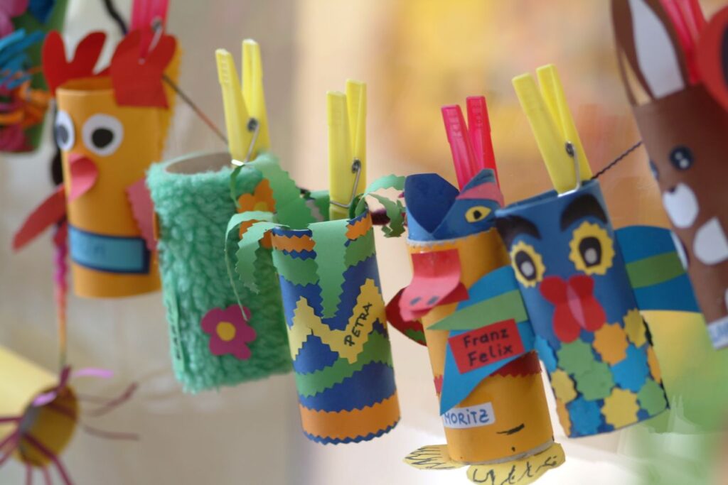 Basteltiere aus Papprollen – bunte Kinderkunstwerke, ideal kombinierbar mit Projekten rund um die Buttonmaschine