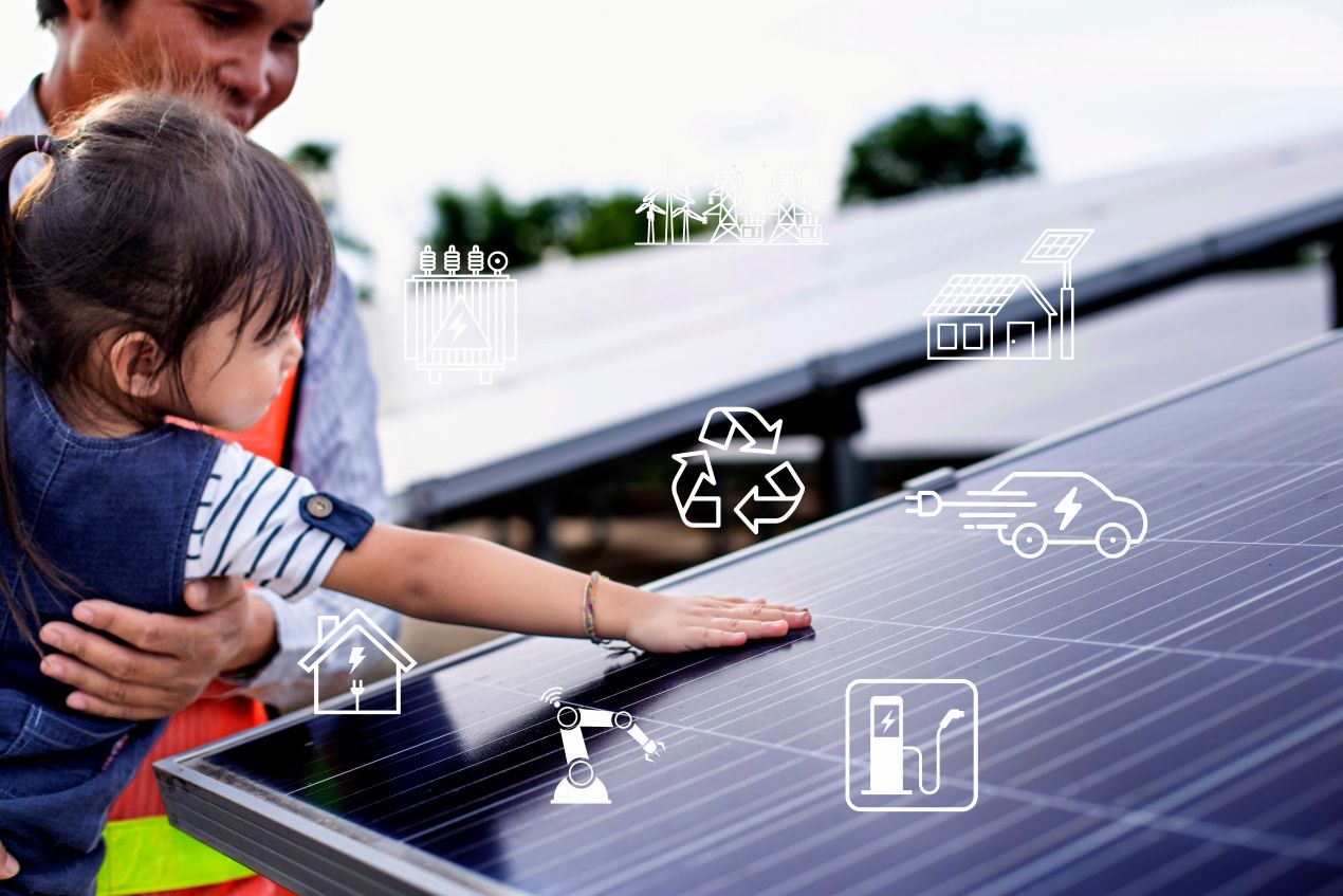 Kind vor Solarmodul mit Symbolen für Energie, E-Mobilität und Recycling – frühe Berührung mit Solar-Wechselrichter und Stromautarkie im Alltag