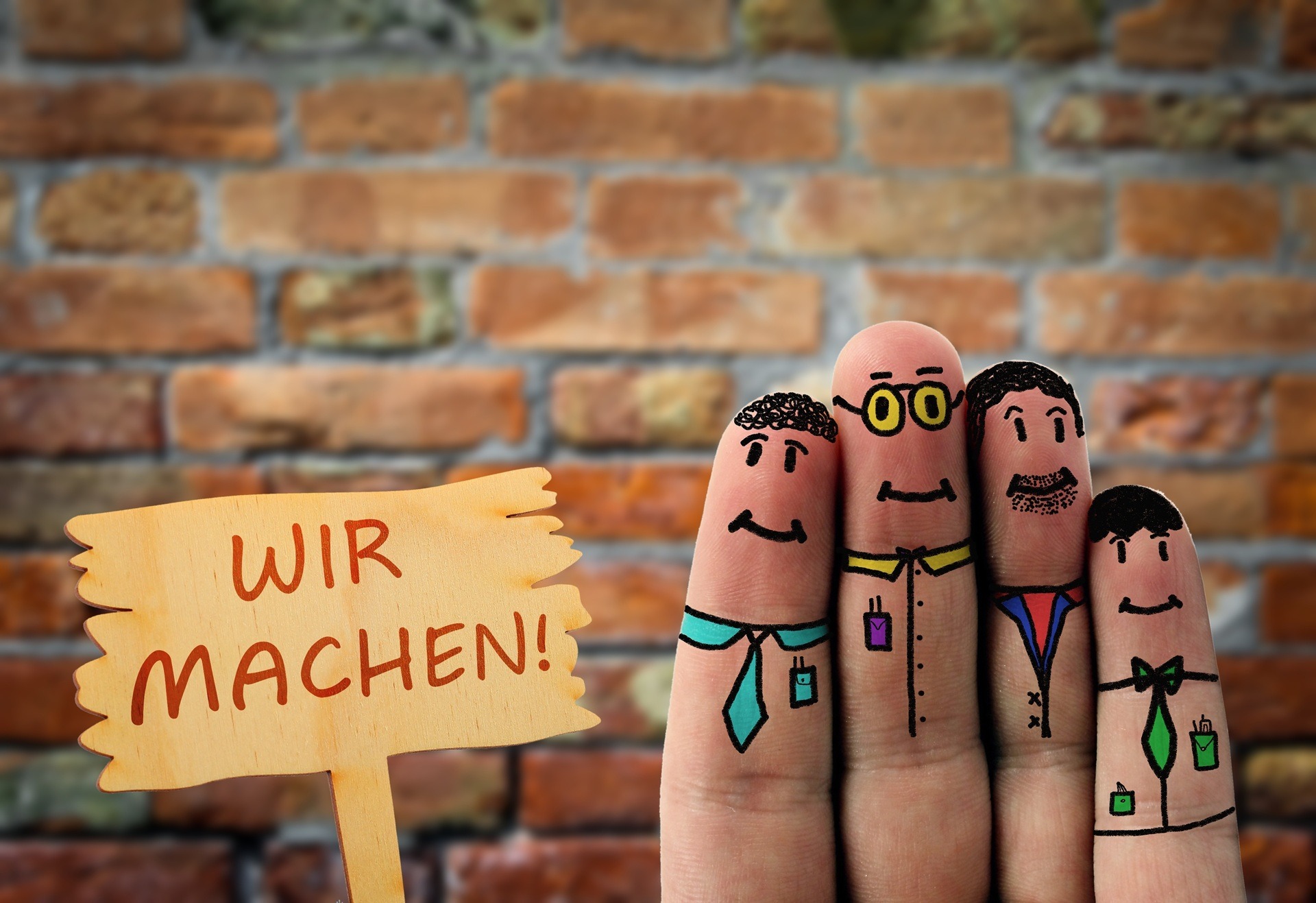 Vier bemalte Finger symbolisieren Teamgeist | Geschenk zur Geburt